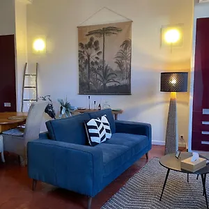 https://les-balcons-de-mona-au-coeur-de-lourmarin.fr-provencehotel.com